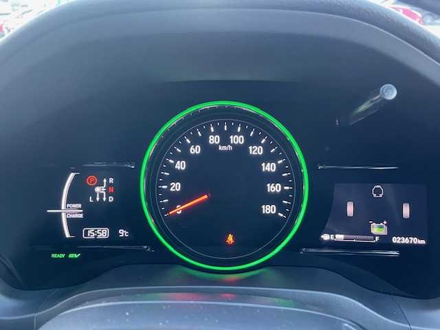 ホンダ ヴェゼル ハイブリッド RS ホンダセンシング 静岡県 2020(令2)年 2.4万km プラチナホワイトパール ●純正ナビ/(フルセグ/CD/DVD/Bluetooth/iPod)/(ギャザズ/VXM-205VFEi)/●ハーフレザーシート/●前席パワーシート/(運転席シートメモリ付き)/●前席シートヒーター/●バックカメラ/●アダプティブクルーズコントロール/●衝突軽減ブレーキ/●レーンキープアシスト/●電動パーキングブレーキ/●オートブレーキホールド/●LEDヘッドライト＆フォグランプ/●オートライト/●革巻きステアリング/●ステアリングスイッチ/●ETC/●電動格納ウィンカーミラー/●パドルシフト/●ドアバイザー/●スマートキー/●プッシュスタート/●純正フロアマット/●純正18インチアルミホイール/●ダブル＋サイド＋カーテンSRS＋ABS