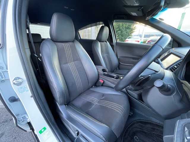 ホンダ ヴェゼル ハイブリッド RS ホンダセンシング 静岡県 2020(令2)年 2.4万km プラチナホワイトパール ●純正ナビ/(フルセグ/CD/DVD/Bluetooth/iPod)/(ギャザズ/VXM-205VFEi)/●ハーフレザーシート/●前席パワーシート/(運転席シートメモリ付き)/●前席シートヒーター/●バックカメラ/●アダプティブクルーズコントロール/●衝突軽減ブレーキ/●レーンキープアシスト/●電動パーキングブレーキ/●オートブレーキホールド/●LEDヘッドライト＆フォグランプ/●オートライト/●革巻きステアリング/●ステアリングスイッチ/●ETC/●電動格納ウィンカーミラー/●パドルシフト/●ドアバイザー/●スマートキー/●プッシュスタート/●純正フロアマット/●純正18インチアルミホイール/●ダブル＋サイド＋カーテンSRS＋ABS