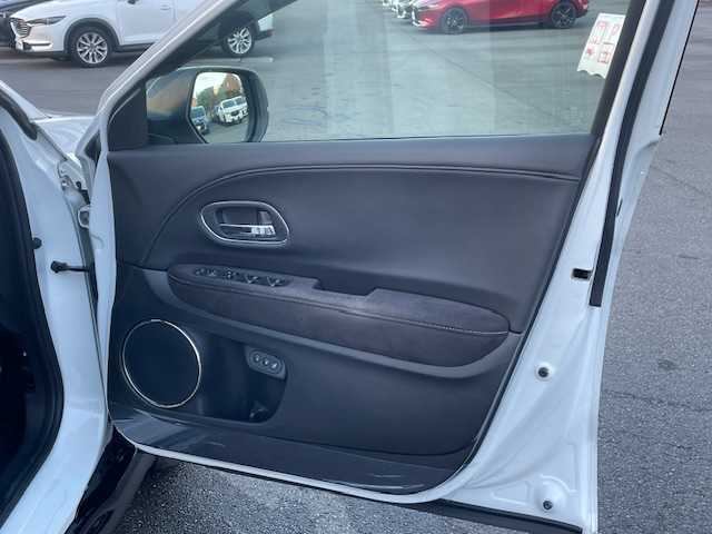 ホンダ ヴェゼル ハイブリッド RS ホンダセンシング 静岡県 2020(令2)年 2.4万km プラチナホワイトパール ●純正ナビ/(フルセグ/CD/DVD/Bluetooth/iPod)/(ギャザズ/VXM-205VFEi)/●ハーフレザーシート/●前席パワーシート/(運転席シートメモリ付き)/●前席シートヒーター/●バックカメラ/●アダプティブクルーズコントロール/●衝突軽減ブレーキ/●レーンキープアシスト/●電動パーキングブレーキ/●オートブレーキホールド/●LEDヘッドライト＆フォグランプ/●オートライト/●革巻きステアリング/●ステアリングスイッチ/●ETC/●電動格納ウィンカーミラー/●パドルシフト/●ドアバイザー/●スマートキー/●プッシュスタート/●純正フロアマット/●純正18インチアルミホイール/●ダブル＋サイド＋カーテンSRS＋ABS