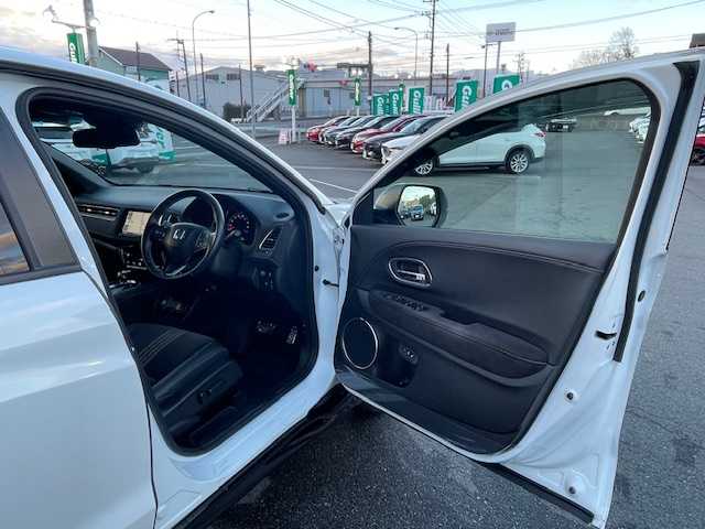 ホンダ ヴェゼル ハイブリッド RS ホンダセンシング 静岡県 2020(令2)年 2.4万km プラチナホワイトパール ●純正ナビ/(フルセグ/CD/DVD/Bluetooth/iPod)/(ギャザズ/VXM-205VFEi)/●ハーフレザーシート/●前席パワーシート/(運転席シートメモリ付き)/●前席シートヒーター/●バックカメラ/●アダプティブクルーズコントロール/●衝突軽減ブレーキ/●レーンキープアシスト/●電動パーキングブレーキ/●オートブレーキホールド/●LEDヘッドライト＆フォグランプ/●オートライト/●革巻きステアリング/●ステアリングスイッチ/●ETC/●電動格納ウィンカーミラー/●パドルシフト/●ドアバイザー/●スマートキー/●プッシュスタート/●純正フロアマット/●純正18インチアルミホイール/●ダブル＋サイド＋カーテンSRS＋ABS