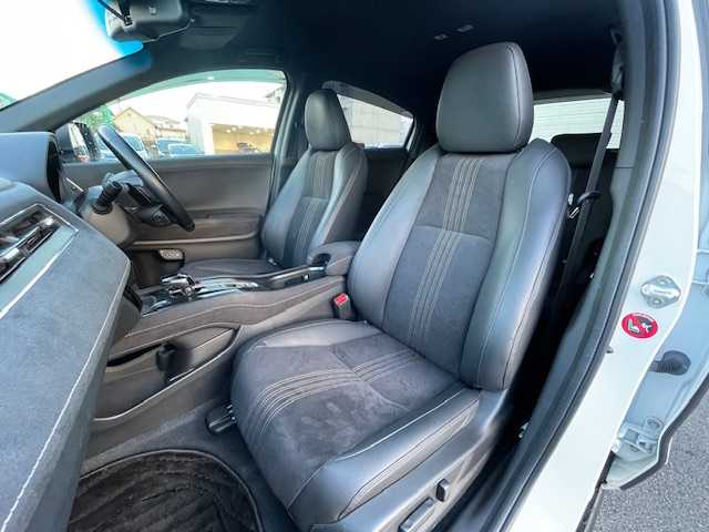 ホンダ ヴェゼル ハイブリッド RS ホンダセンシング 静岡県 2020(令2)年 2.4万km プラチナホワイトパール ●純正ナビ/(フルセグ/CD/DVD/Bluetooth/iPod)/(ギャザズ/VXM-205VFEi)/●ハーフレザーシート/●前席パワーシート/(運転席シートメモリ付き)/●前席シートヒーター/●バックカメラ/●アダプティブクルーズコントロール/●衝突軽減ブレーキ/●レーンキープアシスト/●電動パーキングブレーキ/●オートブレーキホールド/●LEDヘッドライト＆フォグランプ/●オートライト/●革巻きステアリング/●ステアリングスイッチ/●ETC/●電動格納ウィンカーミラー/●パドルシフト/●ドアバイザー/●スマートキー/●プッシュスタート/●純正フロアマット/●純正18インチアルミホイール/●ダブル＋サイド＋カーテンSRS＋ABS