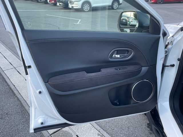 ホンダ ヴェゼル ハイブリッド RS ホンダセンシング 静岡県 2020(令2)年 2.4万km プラチナホワイトパール ●純正ナビ/(フルセグ/CD/DVD/Bluetooth/iPod)/(ギャザズ/VXM-205VFEi)/●ハーフレザーシート/●前席パワーシート/(運転席シートメモリ付き)/●前席シートヒーター/●バックカメラ/●アダプティブクルーズコントロール/●衝突軽減ブレーキ/●レーンキープアシスト/●電動パーキングブレーキ/●オートブレーキホールド/●LEDヘッドライト＆フォグランプ/●オートライト/●革巻きステアリング/●ステアリングスイッチ/●ETC/●電動格納ウィンカーミラー/●パドルシフト/●ドアバイザー/●スマートキー/●プッシュスタート/●純正フロアマット/●純正18インチアルミホイール/●ダブル＋サイド＋カーテンSRS＋ABS