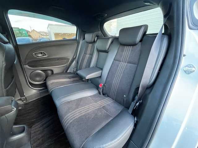 ホンダ ヴェゼル ハイブリッド RS ホンダセンシング 静岡県 2020(令2)年 2.4万km プラチナホワイトパール ●純正ナビ/(フルセグ/CD/DVD/Bluetooth/iPod)/(ギャザズ/VXM-205VFEi)/●ハーフレザーシート/●前席パワーシート/(運転席シートメモリ付き)/●前席シートヒーター/●バックカメラ/●アダプティブクルーズコントロール/●衝突軽減ブレーキ/●レーンキープアシスト/●電動パーキングブレーキ/●オートブレーキホールド/●LEDヘッドライト＆フォグランプ/●オートライト/●革巻きステアリング/●ステアリングスイッチ/●ETC/●電動格納ウィンカーミラー/●パドルシフト/●ドアバイザー/●スマートキー/●プッシュスタート/●純正フロアマット/●純正18インチアルミホイール/●ダブル＋サイド＋カーテンSRS＋ABS