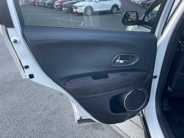 ホンダ ヴェゼル ハイブリッド RS ホンダセンシング 静岡県 2020(令2)年 2.4万km プラチナホワイトパール ●純正ナビ/(フルセグ/CD/DVD/Bluetooth/iPod)/(ギャザズ/VXM-205VFEi)/●ハーフレザーシート/●前席パワーシート/(運転席シートメモリ付き)/●前席シートヒーター/●バックカメラ/●アダプティブクルーズコントロール/●衝突軽減ブレーキ/●レーンキープアシスト/●電動パーキングブレーキ/●オートブレーキホールド/●LEDヘッドライト＆フォグランプ/●オートライト/●革巻きステアリング/●ステアリングスイッチ/●ETC/●電動格納ウィンカーミラー/●パドルシフト/●ドアバイザー/●スマートキー/●プッシュスタート/●純正フロアマット/●純正18インチアルミホイール/●ダブル＋サイド＋カーテンSRS＋ABS