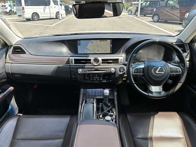 レクサス ＧＳ 300h バージョンL 愛媛県 2015(平27)年 3.2万km ソニッククォーツ 禁煙車/登録時走行距離31670km/純正ナビ/CD/DVD/TV/Bluetooth/SD REC/バックカメラ/ビルトインETC2.0/衝突警報装置/横滑り防止装置/レーンキープサポート/ブラインドスポットモニター/追従クルーズコントロール/サンルーフ/本革シート/前席パワーシート/前席シートベンチレーション/前席シートヒーター/本革ステアリング/ステアリングヒーター/ロールサンシェード/MTモード付AT/パドルシフト/オートライト/オートマチックハイビーム/LEDヘッドライト/LEDフォグランプ/スマートキー