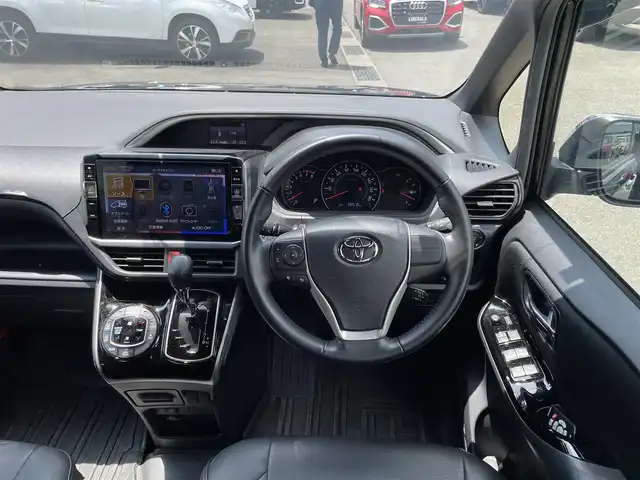 トヨタ ヴォクシー ZS 煌Ⅱ 熊本県 2020(令2)年 2.3万km ブラック ・スマートキー/・プッシュスタート/・プリクラッシュセーフティ/・レーンデパーチャーアラート/・パーキングサポートブレーキ/・コーナーセンサー/・オートマチックハイビーム/・先行車発進告知/・クルーズコントロール/・社外11インチメモリナビ/　【BVD・Bluetooth・USB・SD・HDMI・MSV】/・フルセグTV/・12.8インチフリップダウンモニター(PXH12X-R)/・バックカメラ/・ETC/・ドライブレコーダー(前後録画)/・両側パワースライドドア/・革調シートカバー/・LEDヘッドランプ/・フォグランプ/・純正マット/・純正バイザー/・保証書/取説