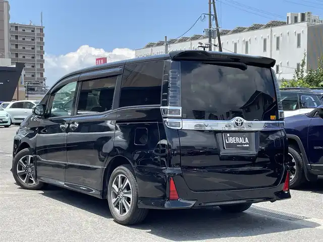 トヨタ ヴォクシー ZS 煌Ⅱ 熊本県 2020(令2)年 2.3万km ブラック ・スマートキー/・プッシュスタート/・プリクラッシュセーフティ/・レーンデパーチャーアラート/・パーキングサポートブレーキ/・コーナーセンサー/・オートマチックハイビーム/・先行車発進告知/・クルーズコントロール/・社外11インチメモリナビ/　【BVD・Bluetooth・USB・SD・HDMI・MSV】/・フルセグTV/・12.8インチフリップダウンモニター(PXH12X-R)/・バックカメラ/・ETC/・ドライブレコーダー(前後録画)/・両側パワースライドドア/・革調シートカバー/・LEDヘッドランプ/・フォグランプ/・純正マット/・純正バイザー/・保証書/取説