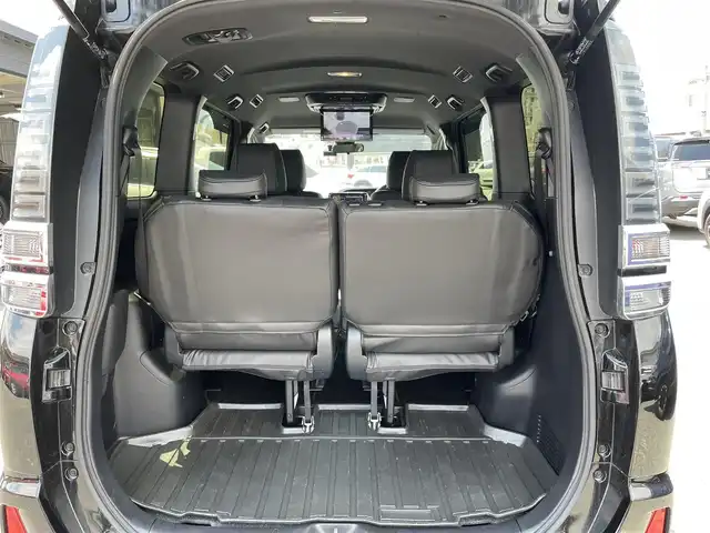 トヨタ ヴォクシー ZS 煌Ⅱ 熊本県 2020(令2)年 2.3万km ブラック ・スマートキー/・プッシュスタート/・プリクラッシュセーフティ/・レーンデパーチャーアラート/・パーキングサポートブレーキ/・コーナーセンサー/・オートマチックハイビーム/・先行車発進告知/・クルーズコントロール/・社外11インチメモリナビ/　【BVD・Bluetooth・USB・SD・HDMI・MSV】/・フルセグTV/・12.8インチフリップダウンモニター(PXH12X-R)/・バックカメラ/・ETC/・ドライブレコーダー(前後録画)/・両側パワースライドドア/・革調シートカバー/・LEDヘッドランプ/・フォグランプ/・純正マット/・純正バイザー/・保証書/取説