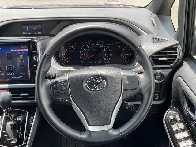 トヨタ ヴォクシー ZS 煌Ⅱ 熊本県 2020(令2)年 2.3万km ブラック ・スマートキー/・プッシュスタート/・プリクラッシュセーフティ/・レーンデパーチャーアラート/・パーキングサポートブレーキ/・コーナーセンサー/・オートマチックハイビーム/・先行車発進告知/・クルーズコントロール/・社外11インチメモリナビ/　【BVD・Bluetooth・USB・SD・HDMI・MSV】/・フルセグTV/・12.8インチフリップダウンモニター(PXH12X-R)/・バックカメラ/・ETC/・ドライブレコーダー(前後録画)/・両側パワースライドドア/・革調シートカバー/・LEDヘッドランプ/・フォグランプ/・純正マット/・純正バイザー/・保証書/取説