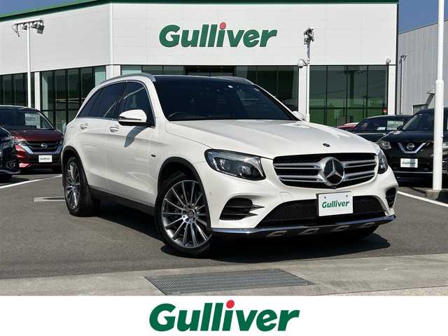 メルセデス・ベンツ ＧＬＣ２５０ 4マチックエディション1 愛媛県 2016(平28)年 6.3万km 白 禁煙車/登録時走行距離：62450km/メーカーオプション純正ナビ/CD/DVD/フルセグTV/Bluetooth/Burmesterオーディオ/全方位カメラ/バックカメラ/ブラインドスポットモニター/ヘッドアップディスプレイ/ビルトインETC/衝突被害軽減システム/クリアランスソナー/横滑り防止装置/レーンキープアシスト/レーダークルーズコントロール/アイドリングストップ/LEDヘッドライト/オートライト/レザーシート/全席シートヒーター/前席パワーシート/前席シートメモリ/パドルシフト/サンルーフ/パワーバックドア/スマートキー/ディーラーオプション純正フロアマット(Designo)/純正20インチアルミホイール