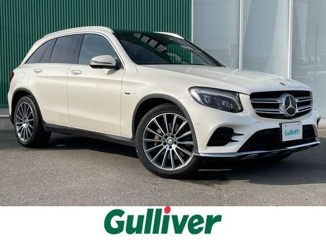 メルセデス・ベンツ ＧＬＣ２５０ 4マチックエディション1 福岡県 2016(平28)年 6.3万km 白 禁煙車/登録時走行距離：62450km/メーカーオプション純正ナビ/CD/DVD/フルセグTV/Bluetooth/Burmesterオーディオ/全方位カメラ/バックカメラ/ブラインドスポットモニター/ヘッドアップディスプレイ/ビルトインETC/衝突被害軽減システム/クリアランスソナー/横滑り防止装置/レーンキープアシスト/レーダークルーズコントロール/アイドリングストップ/LEDヘッドライト/オートライト/レザーシート/全席シートヒーター/前席パワーシート/前席シートメモリ/パドルシフト/サンルーフ/パワーバックドア/スマートキー/ディーラーオプション純正フロアマット(Designo)/純正20インチアルミホイール