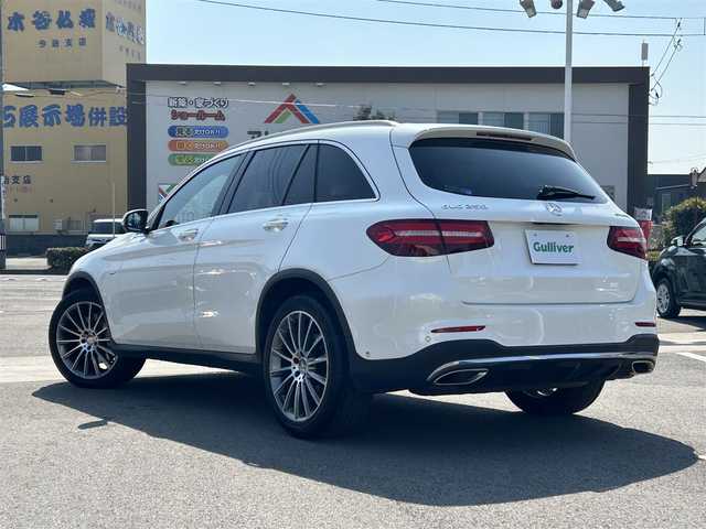 メルセデス・ベンツ ＧＬＣ２５０ 4マチックエディション1 愛媛県 2016(平28)年 6.3万km 白 禁煙車/登録時走行距離：62450km/メーカーオプション純正ナビ/CD/DVD/フルセグTV/Bluetooth/Burmesterオーディオ/全方位カメラ/バックカメラ/ブラインドスポットモニター/ヘッドアップディスプレイ/ビルトインETC/衝突被害軽減システム/クリアランスソナー/横滑り防止装置/レーンキープアシスト/レーダークルーズコントロール/アイドリングストップ/LEDヘッドライト/オートライト/レザーシート/全席シートヒーター/前席パワーシート/前席シートメモリ/パドルシフト/サンルーフ/パワーバックドア/スマートキー/ディーラーオプション純正フロアマット(Designo)/純正20インチアルミホイール