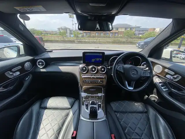 メルセデス・ベンツ ＧＬＣ２５０ 4マチックエディション1 福岡県 2016(平28)年 6.3万km 白 禁煙車/メーカーオプション純正ナビ/CD/DVD/フルセグTV/Bluetooth/Burmesterオーディオ/全方位カメラ/バックカメラ/ブラインドスポットモニター/ヘッドアップディスプレイ/ビルトインETC/衝突被害軽減システム/クリアランスソナー/横滑り防止装置/レーンキープアシスト/レーダークルーズコントロール/アイドリングストップ/LEDヘッドライト/オートライト/レザーシート/全席シートヒーター/前席パワーシート/前席シートメモリ/パドルシフト/サンルーフ/パワーバックドア/スマートキー/ディーラーオプション純正フロアマット(Designo)/純正20インチアルミホイール