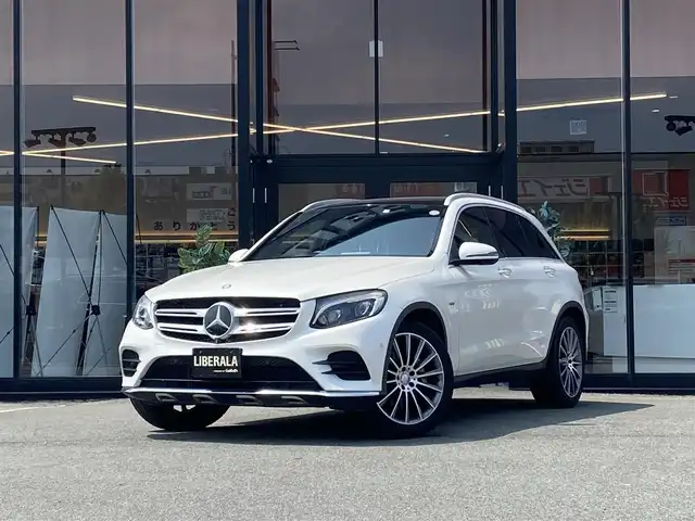 メルセデス・ベンツ ＧＬＣ２５０ 4マチックエディション1 福岡県 2016(平28)年 6.3万km 白 禁煙車/メーカーオプション純正ナビ/CD/DVD/フルセグTV/Bluetooth/Burmesterオーディオ/全方位カメラ/バックカメラ/ブラインドスポットモニター/ヘッドアップディスプレイ/ビルトインETC/衝突被害軽減システム/クリアランスソナー/横滑り防止装置/レーンキープアシスト/レーダークルーズコントロール/アイドリングストップ/LEDヘッドライト/オートライト/レザーシート/全席シートヒーター/前席パワーシート/前席シートメモリ/パドルシフト/サンルーフ/パワーバックドア/スマートキー/ディーラーオプション純正フロアマット(Designo)/純正20インチアルミホイール