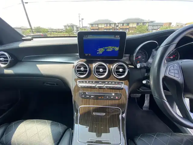 メルセデス・ベンツ ＧＬＣ２５０ 4マチックエディション1 福岡県 2016(平28)年 6.3万km 白 禁煙車/メーカーオプション純正ナビ/CD/DVD/フルセグTV/Bluetooth/Burmesterオーディオ/全方位カメラ/バックカメラ/ブラインドスポットモニター/ヘッドアップディスプレイ/ビルトインETC/衝突被害軽減システム/クリアランスソナー/横滑り防止装置/レーンキープアシスト/レーダークルーズコントロール/アイドリングストップ/LEDヘッドライト/オートライト/レザーシート/全席シートヒーター/前席パワーシート/前席シートメモリ/パドルシフト/サンルーフ/パワーバックドア/スマートキー/ディーラーオプション純正フロアマット(Designo)/純正20インチアルミホイール