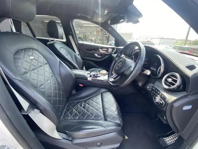 メルセデス・ベンツ ＧＬＣ２５０ 4マチックエディション1 福岡県 2016(平28)年 6.3万km 白 禁煙車/メーカーオプション純正ナビ/CD/DVD/フルセグTV/Bluetooth/Burmesterオーディオ/全方位カメラ/バックカメラ/ブラインドスポットモニター/ヘッドアップディスプレイ/ビルトインETC/衝突被害軽減システム/クリアランスソナー/横滑り防止装置/レーンキープアシスト/レーダークルーズコントロール/アイドリングストップ/LEDヘッドライト/オートライト/レザーシート/全席シートヒーター/前席パワーシート/前席シートメモリ/パドルシフト/サンルーフ/パワーバックドア/スマートキー/ディーラーオプション純正フロアマット(Designo)/純正20インチアルミホイール