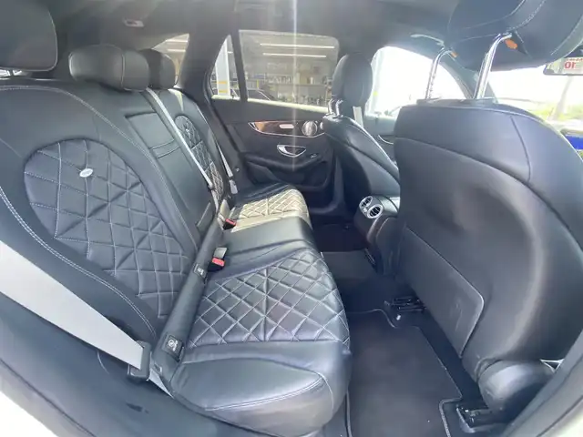 メルセデス・ベンツ ＧＬＣ２５０ 4マチックエディション1 福岡県 2016(平28)年 6.3万km 白 禁煙車/メーカーオプション純正ナビ/CD/DVD/フルセグTV/Bluetooth/Burmesterオーディオ/全方位カメラ/バックカメラ/ブラインドスポットモニター/ヘッドアップディスプレイ/ビルトインETC/衝突被害軽減システム/クリアランスソナー/横滑り防止装置/レーンキープアシスト/レーダークルーズコントロール/アイドリングストップ/LEDヘッドライト/オートライト/レザーシート/全席シートヒーター/前席パワーシート/前席シートメモリ/パドルシフト/サンルーフ/パワーバックドア/スマートキー/ディーラーオプション純正フロアマット(Designo)/純正20インチアルミホイール