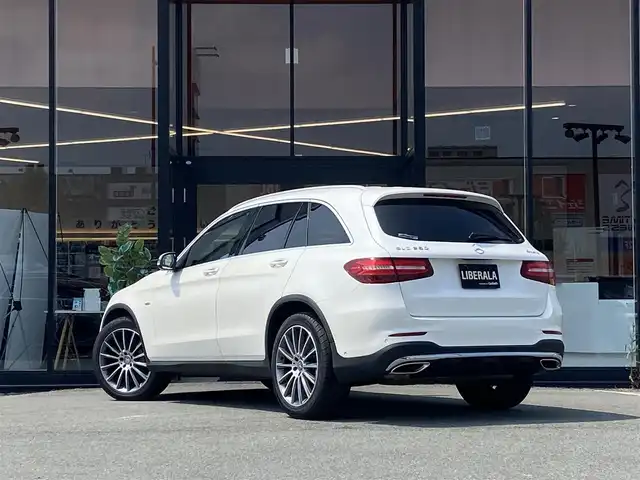 メルセデス・ベンツ ＧＬＣ２５０ 4マチックエディション1 福岡県 2016(平28)年 6.3万km 白 禁煙車/メーカーオプション純正ナビ/CD/DVD/フルセグTV/Bluetooth/Burmesterオーディオ/全方位カメラ/バックカメラ/ブラインドスポットモニター/ヘッドアップディスプレイ/ビルトインETC/衝突被害軽減システム/クリアランスソナー/横滑り防止装置/レーンキープアシスト/レーダークルーズコントロール/アイドリングストップ/LEDヘッドライト/オートライト/レザーシート/全席シートヒーター/前席パワーシート/前席シートメモリ/パドルシフト/サンルーフ/パワーバックドア/スマートキー/ディーラーオプション純正フロアマット(Designo)/純正20インチアルミホイール