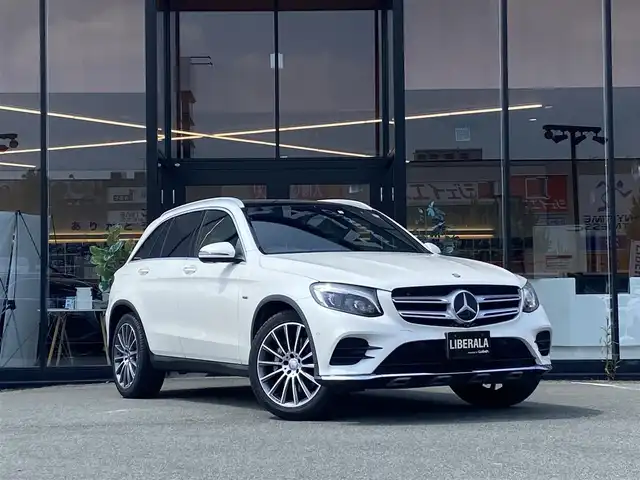 メルセデス・ベンツ ＧＬＣ２５０ 4マチックエディション1 福岡県 2016(平28)年 6.3万km 白 禁煙車/メーカーオプション純正ナビ/CD/DVD/フルセグTV/Bluetooth/Burmesterオーディオ/全方位カメラ/バックカメラ/ブラインドスポットモニター/ヘッドアップディスプレイ/ビルトインETC/衝突被害軽減システム/クリアランスソナー/横滑り防止装置/レーンキープアシスト/レーダークルーズコントロール/アイドリングストップ/LEDヘッドライト/オートライト/レザーシート/全席シートヒーター/前席パワーシート/前席シートメモリ/パドルシフト/サンルーフ/パワーバックドア/スマートキー/ディーラーオプション純正フロアマット(Designo)/純正20インチアルミホイール