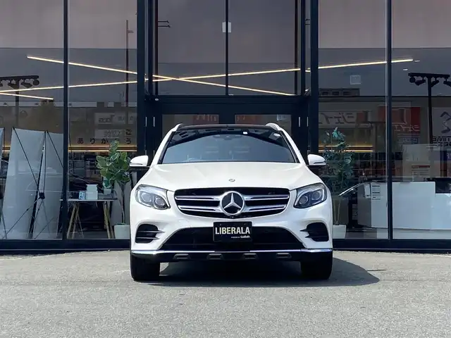 メルセデス・ベンツ ＧＬＣ２５０ 4マチックエディション1 福岡県 2016(平28)年 6.3万km 白 禁煙車/メーカーオプション純正ナビ/CD/DVD/フルセグTV/Bluetooth/Burmesterオーディオ/全方位カメラ/バックカメラ/ブラインドスポットモニター/ヘッドアップディスプレイ/ビルトインETC/衝突被害軽減システム/クリアランスソナー/横滑り防止装置/レーンキープアシスト/レーダークルーズコントロール/アイドリングストップ/LEDヘッドライト/オートライト/レザーシート/全席シートヒーター/前席パワーシート/前席シートメモリ/パドルシフト/サンルーフ/パワーバックドア/スマートキー/ディーラーオプション純正フロアマット(Designo)/純正20インチアルミホイール