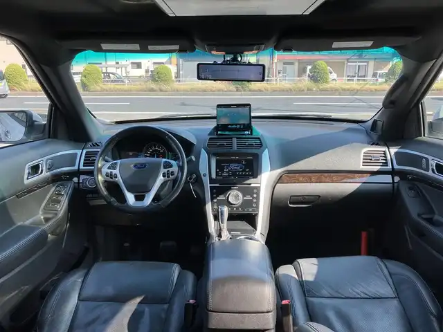 フォード エクスプローラー LTD エコブースト 三重県 2014(平26)年 14.5万km ホワイトプラチニウム 左ハンドル/♪サンルーフ/♪カロッツェリアナビ/　・Bluetooth・DVD再生・CD録音/　・フルセグTV/♪カロッツェリアフリップダウンモニター/♪社外デジタルインナーミラー(前後録画機能付き)/♪パワーバックドア/♪ルーフレール/♪純正18インチAW/♪黒革シート/♪３列目シート電動床下収納/♪シートヒーター/♪エアシート/♪D/N席パワーシート(D席メモリー機能付き)/♪バックカメラ/♪リアセンサー/♪LEDヘッドライト/♪LEDフォグライト/♪オートライト/♪ブラインドスポットモニター(BSM)/♪クルーズコントロール/♪キーレス/♪革巻きステアリング/♪ステアリングヒーター/♪ステアリングスイッチ/♪リアエアコン/♪AC110V/♪電動格納ミラー/♪ウィンカーミラー/♪フロアマット/♪ETC/♪プライバシーガラス/♪サイド/カーテンエアバック