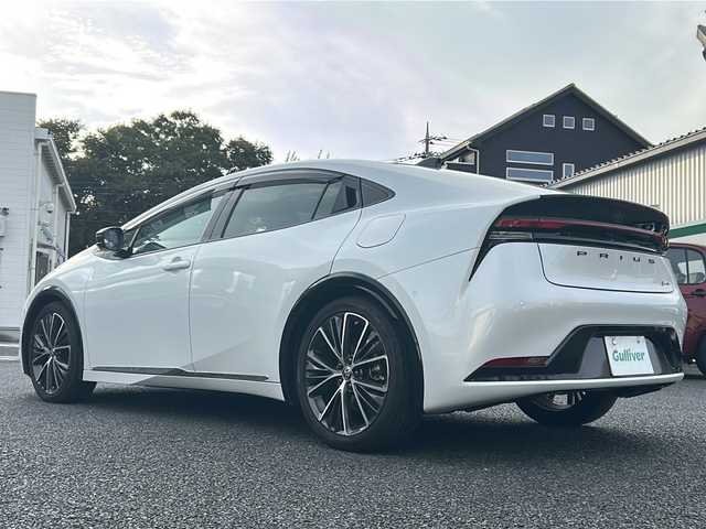 トヨタ プリウス Z 東京都 2023(令5)年 1.7万km プラチナホワイトパールマイカ ワンオーナー/純正フルセグTVナビ/（USB/Bluetooth/type-c）/純正19インチアルミホイール/純正フロアマット/モデリスタサイドスカートエアロ/ガラスルーフ/アラウンドビューモニター/追従式クルーズコントロール/クリアランスソナー/レーンキープアシスト/ビルトインETC2.0/バックカメラ/電動リアゲート/パワーシート/シートヒーター/エアシート/ワイヤレスチャージャー/オートLEDライト/オートマチックハイビーム/横滑り防止装置/衝突被害軽減システム/スマートキー/スペアキー１本/保証書