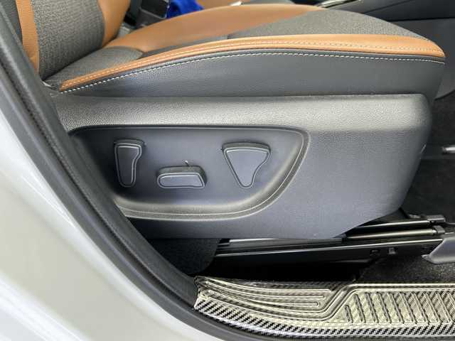 トヨタ ヤリスクロス ハイブリッド Z アドベンチャー 愛知県 2023(令5)年 1.6万km ブラックマイカ/プラチナホワイトパールマイカ 純正ディスプレイオーディオ/ナビ・テレビキット/パノラミックビューモニター/ミラー型ドラレコ/パワーバックドア/前席シートヒーター/ステアリングヒーター/ビルトインETC/パワーシート/電動パーキングブレーキ/レーダークルーズコントロール/プリクラッシュセーフティ/内装ブラウンハーフレザーシート/ブラインドスポットモニター/クリアランスソナー