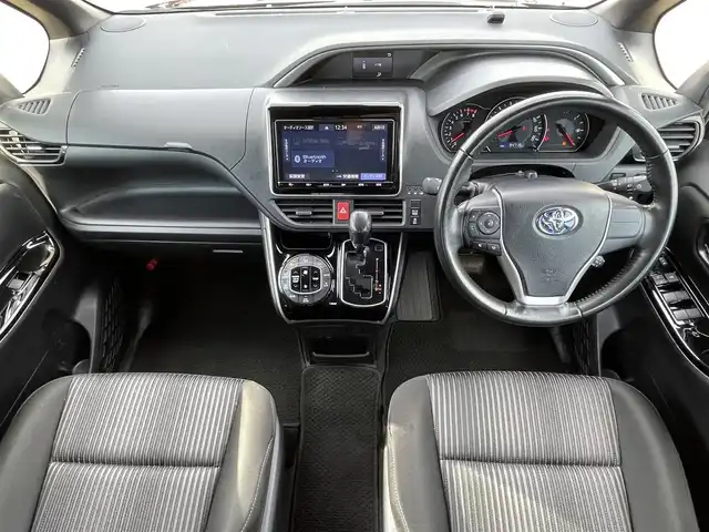 トヨタ ヴォクシー ZS 煌Ⅱ 岡山県 2020(令2)年 9.5万km ブラック 登録時走行距離：94719km/禁煙車/純正9インチナビ(型番：NSZT-Y68T)/　(CD/DVD/フルセグTV/Bluetooth)/バックカメラ/クルーズコントロール/衝突被害軽減システム/車線逸脱警報（レーンキープアシスト）/コーナーセンサー/ビルトインETC/両側パワースライドドア/革巻きステアリング/ステアリングスイッチ/純正LEDヘッドライト/フォグライト/オートライト/オートマチックハイビーム/プッシュスタート/スマートキー/MTモード付きAT/アイドリングストップ/純正アルミホイール 16インチ/ドアバイザー/ロールサンシェード/ウインカーミラー/電動格納ミラー/オートリトラミラー/純正フロアマット/横滑防止装置/盗難防止装置/取扱説明書/ナビ取扱説明書/新車時整備手帳（保証書）