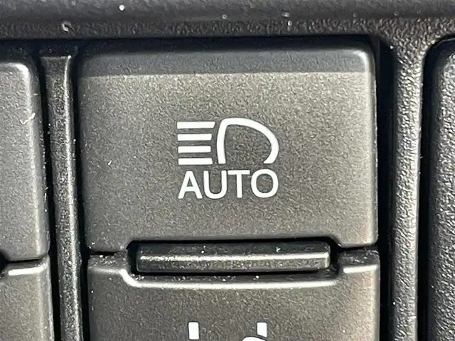 トヨタ ヴォクシー ZS 煌Ⅱ 岡山県 2020(令2)年 9.5万km ブラック 登録時走行距離：94719km/禁煙車/純正9インチナビ(型番：NSZT-Y68T)/　(CD/DVD/フルセグTV/Bluetooth)/バックカメラ/クルーズコントロール/衝突被害軽減システム/車線逸脱警報（レーンキープアシスト）/コーナーセンサー/ビルトインETC/両側パワースライドドア/革巻きステアリング/ステアリングスイッチ/純正LEDヘッドライト/フォグライト/オートライト/オートマチックハイビーム/プッシュスタート/スマートキー/MTモード付きAT/アイドリングストップ/純正アルミホイール 16インチ/ドアバイザー/ロールサンシェード/ウインカーミラー/電動格納ミラー/オートリトラミラー/純正フロアマット/横滑防止装置/盗難防止装置/取扱説明書/ナビ取扱説明書/新車時整備手帳（保証書）