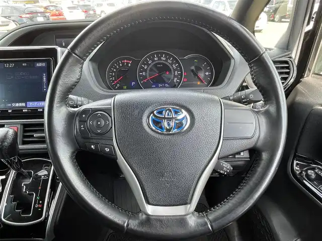 トヨタ ヴォクシー ZS 煌Ⅱ 岡山県 2020(令2)年 9.5万km ブラック 登録時走行距離：94719km/禁煙車/純正9インチナビ(型番：NSZT-Y68T)/　(CD/DVD/フルセグTV/Bluetooth)/バックカメラ/クルーズコントロール/衝突被害軽減システム/車線逸脱警報（レーンキープアシスト）/コーナーセンサー/ビルトインETC/両側パワースライドドア/革巻きステアリング/ステアリングスイッチ/純正LEDヘッドライト/フォグライト/オートライト/オートマチックハイビーム/プッシュスタート/スマートキー/MTモード付きAT/アイドリングストップ/純正アルミホイール 16インチ/ドアバイザー/ロールサンシェード/ウインカーミラー/電動格納ミラー/オートリトラミラー/純正フロアマット/横滑防止装置/盗難防止装置/取扱説明書/ナビ取扱説明書/新車時整備手帳（保証書）