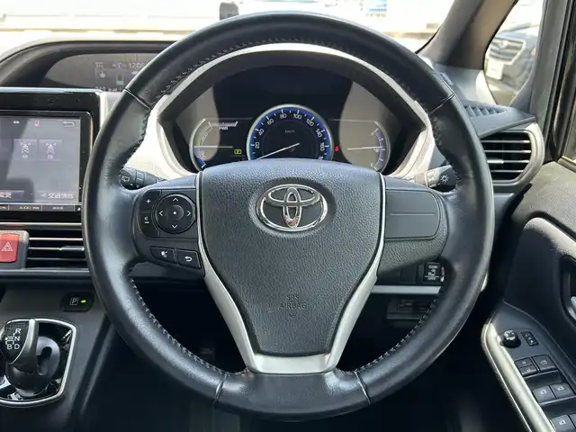 トヨタ ヴォクシー ハイブリッド ZS 福岡県 2016(平28)年 6万km ブラック ワンオーナー/純正メモリナビ/（DVD/フルセグTV/Bluetooth/MSV）/バックカメラ/純正フリップダウンモニター/ビルトインETC/前後ドライブレコーダー/両側パワースライドドア/横滑り防止装置/TRC/三列シート/リアサンシェード/プッシュスタート/革巻きステアリング/ステアリングスイッチ/純正16インチアルミホイール/純正LEDヘッドライト/スマートキー/保証書/取扱説明書