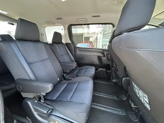 トヨタ ヴォクシー ハイブリッド ZS 福岡県 2016(平28)年 6万km ブラック ワンオーナー/純正メモリナビ/（DVD/フルセグTV/Bluetooth/MSV）/バックカメラ/純正フリップダウンモニター/ビルトインETC/前後ドライブレコーダー/両側パワースライドドア/横滑り防止装置/TRC/三列シート/リアサンシェード/プッシュスタート/革巻きステアリング/ステアリングスイッチ/純正16インチアルミホイール/純正LEDヘッドライト/スマートキー/保証書/取扱説明書