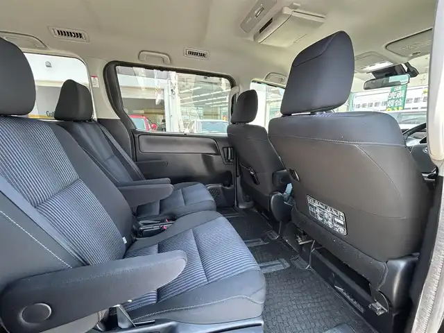 トヨタ ヴォクシー ハイブリッド ZS 福岡県 2016(平28)年 6万km ブラック ワンオーナー/純正メモリナビ/（DVD/フルセグTV/Bluetooth/MSV）/バックカメラ/純正フリップダウンモニター/ビルトインETC/前後ドライブレコーダー/両側パワースライドドア/横滑り防止装置/TRC/三列シート/リアサンシェード/プッシュスタート/革巻きステアリング/ステアリングスイッチ/純正16インチアルミホイール/純正LEDヘッドライト/スマートキー/保証書/取扱説明書