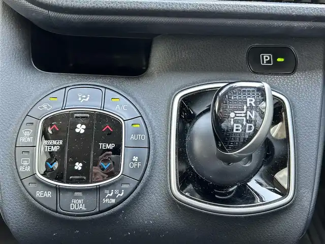 トヨタ ヴォクシー ハイブリッド ZS 福岡県 2016(平28)年 6万km ブラック ワンオーナー/純正メモリナビ/（DVD/フルセグTV/Bluetooth/MSV）/バックカメラ/純正フリップダウンモニター/ビルトインETC/前後ドライブレコーダー/両側パワースライドドア/横滑り防止装置/TRC/三列シート/リアサンシェード/プッシュスタート/革巻きステアリング/ステアリングスイッチ/純正16インチアルミホイール/純正LEDヘッドライト/スマートキー/保証書/取扱説明書