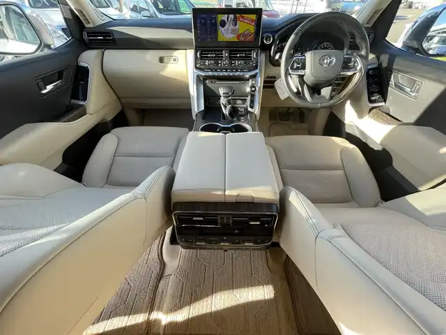 トヨタ ランドクルーザー 愛知県 2024(令6)年 0.7万km プレシャスホワイトパール メーカー純正ナビ　/サンルーフ　/本革レザーシート　/Ｆ・Ｒモデリスタエアロ　/スポーツマフラー　/パワーバックドア　/クリアランスソナー　/リアエンターテイメント　/純正２０インチＡＷ　/ＥＴＣ２．０/純正フロアマット・ドアバイザー/パワーバックドア/BT/DTV/ルーフレール/衝突軽減ブレーキシステム