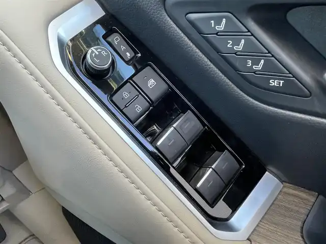 トヨタ ランドクルーザー 愛知県 2024(令6)年 0.7万km プレシャスホワイトパール メーカー純正ナビ　/サンルーフ　/本革レザーシート　/Ｆ・Ｒモデリスタエアロ　/スポーツマフラー　/パワーバックドア　/クリアランスソナー　/リアエンターテイメント　/純正２０インチＡＷ　/ＥＴＣ２．０/純正フロアマット・ドアバイザー/パワーバックドア/BT/DTV/ルーフレール/衝突軽減ブレーキシステム