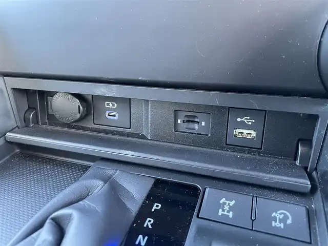 トヨタ ランドクルーザー 愛知県 2024(令6)年 0.7万km プレシャスホワイトパール メーカー純正ナビ　/サンルーフ　/本革レザーシート　/Ｆ・Ｒモデリスタエアロ　/スポーツマフラー　/パワーバックドア　/クリアランスソナー　/リアエンターテイメント　/純正２０インチＡＷ　/ＥＴＣ２．０/純正フロアマット・ドアバイザー/パワーバックドア/BT/DTV/ルーフレール/衝突軽減ブレーキシステム