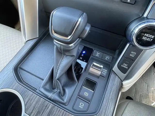 トヨタ ランドクルーザー 愛知県 2024(令6)年 0.7万km プレシャスホワイトパール メーカー純正ナビ　/サンルーフ　/本革レザーシート　/Ｆ・Ｒモデリスタエアロ　/スポーツマフラー　/パワーバックドア　/クリアランスソナー　/リアエンターテイメント　/純正２０インチＡＷ　/ＥＴＣ２．０/純正フロアマット・ドアバイザー/パワーバックドア/BT/DTV/ルーフレール/衝突軽減ブレーキシステム