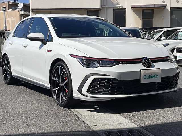 フォルクスワーゲン ＶＷ ゴルフ ＧＴＩ 岡山県 2022(令4)年 1.1万km ピュアホワイト 登録時走行距離10886km/純正SDナビ/(AM/FM/TV/DISC/BT/AppleCarPlay)/パーキングアシスト/アイドリングストップ/ステアリングヒーター/フルエアロ/置くだけ充電/ETC/ドライブレコーダー/シートヒーター/パワーシート/バックカメラ/クルーズコントロール/プッシュスタート/スマートキー/スペアキー/純正１９インチアルミホイール
