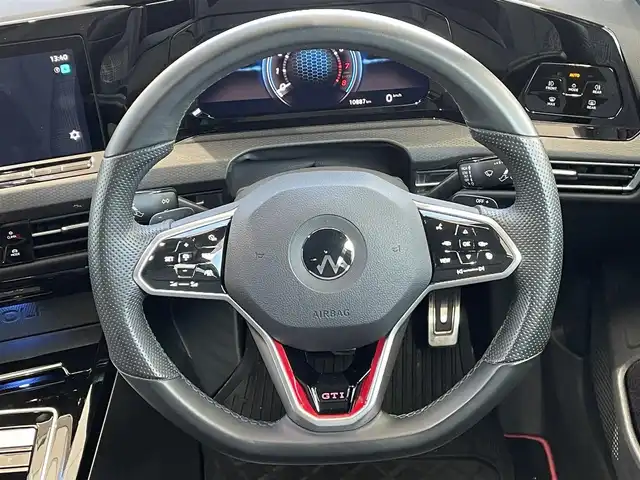 フォルクスワーゲン ＶＷ ゴルフ ＧＴＩ 岡山県 2022(令4)年 1.1万km ピュアホワイト 登録時走行距離10886km/純正SDナビ/(AM/FM/TV/DISC/BT/AppleCarPlay)/パーキングアシスト/アイドリングストップ/ステアリングヒーター/フルエアロ/置くだけ充電/ETC/ドライブレコーダー/シートヒーター/パワーシート/バックカメラ/クルーズコントロール/プッシュスタート/スマートキー/スペアキー/純正１９インチアルミホイール