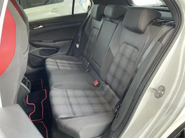 フォルクスワーゲン ＶＷ ゴルフ ＧＴＩ 岡山県 2022(令4)年 1.1万km ピュアホワイト 登録時走行距離10886km/純正SDナビ/(AM/FM/TV/DISC/BT/AppleCarPlay)/パーキングアシスト/アイドリングストップ/ステアリングヒーター/フルエアロ/置くだけ充電/ETC/ドライブレコーダー/シートヒーター/パワーシート/バックカメラ/クルーズコントロール/プッシュスタート/スマートキー/スペアキー/純正１９インチアルミホイール