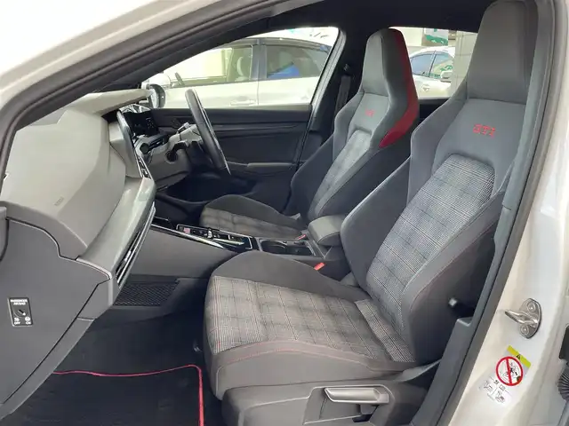 フォルクスワーゲン ＶＷ ゴルフ ＧＴＩ 岡山県 2022(令4)年 1.1万km ピュアホワイト 登録時走行距離10886km/純正SDナビ/(AM/FM/TV/DISC/BT/AppleCarPlay)/パーキングアシスト/アイドリングストップ/ステアリングヒーター/フルエアロ/置くだけ充電/ETC/ドライブレコーダー/シートヒーター/パワーシート/バックカメラ/クルーズコントロール/プッシュスタート/スマートキー/スペアキー/純正１９インチアルミホイール