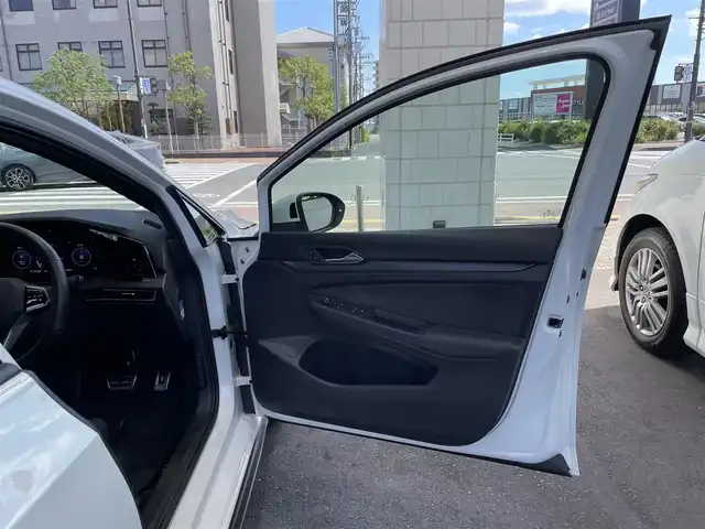 フォルクスワーゲン ＶＷ ゴルフ ＧＴＩ 岡山県 2022(令4)年 1.1万km ピュアホワイト 登録時走行距離10886km/純正SDナビ/(AM/FM/TV/DISC/BT/AppleCarPlay)/パーキングアシスト/アイドリングストップ/ステアリングヒーター/フルエアロ/置くだけ充電/ETC/ドライブレコーダー/シートヒーター/パワーシート/バックカメラ/クルーズコントロール/プッシュスタート/スマートキー/スペアキー/純正１９インチアルミホイール