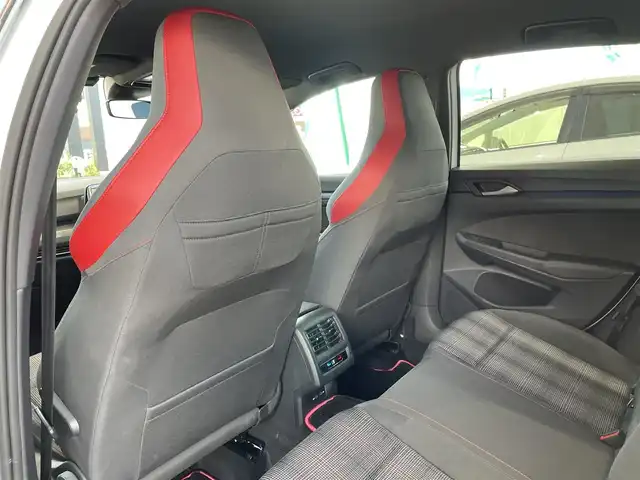 フォルクスワーゲン ＶＷ ゴルフ ＧＴＩ 岡山県 2022(令4)年 1.1万km ピュアホワイト 登録時走行距離10886km/純正SDナビ/(AM/FM/TV/DISC/BT/AppleCarPlay)/パーキングアシスト/アイドリングストップ/ステアリングヒーター/フルエアロ/置くだけ充電/ETC/ドライブレコーダー/シートヒーター/パワーシート/バックカメラ/クルーズコントロール/プッシュスタート/スマートキー/スペアキー/純正１９インチアルミホイール