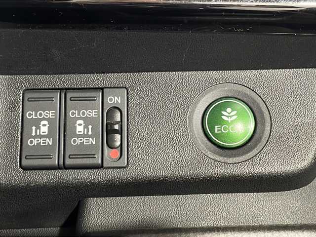 ホンダ ステップワゴン スパーダ 沖縄県 2015(平27)年 10.1万km プレミアムスパークルブラックパール 禁煙車/７人乗り/純正７インチナビ/【CD/DVD/フルセグTV/BT】/バックカメラ/９インチ純正後席フリップダウンモニター/前後ドライブレコーダー/ETC/クルーズコントロール/両側パワースライドドア/横滑り防止装置/全席革調シートカバー/LEDヘッドライト/オートライト/１６インチ純正アルミ/スマートキー
