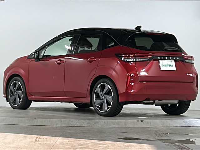 日産 オーラ G FOUR 広島県 2023(令5)年 0.4万km ガーネットレッド/スーパーブラック 2トーン 禁煙車/4WD/エマージェンシーブレーキ/車線逸脱警報/ハイビームアシスト/道路標識認識/速度標識認識/先行車発進お知らせ/コーナーセンサー/純正9型ナビ（MM223D-Le）/・フルセグTV/Bluetooth/SD/HDMI/アラウンドビューモニター/インテリジェントルームミラー/ステアリングヒーター/ハーフレザーシート/シートヒーター/オートライト/LEDヘッドライト/フォグランプ/純正ドライブレコーダー（前）/ETC/純正ドアバイザー/純正17インチアルミホイール/W+サイド+カーテンエアバック