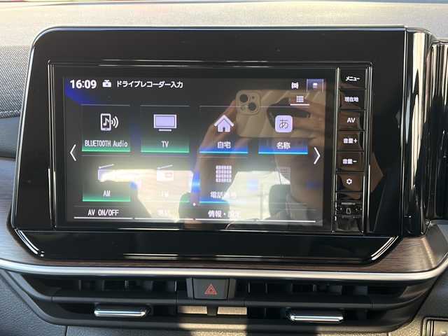 日産 オーラ G FOUR 広島県 2023(令5)年 0.4万km ガーネットレッド/スーパーブラック 2トーン 禁煙車/4WD/エマージェンシーブレーキ/車線逸脱警報/ハイビームアシスト/道路標識認識/速度標識認識/先行車発進お知らせ/コーナーセンサー/純正9型ナビ（MM223D-Le）/・フルセグTV/Bluetooth/SD/HDMI/アラウンドビューモニター/インテリジェントルームミラー/ステアリングヒーター/ハーフレザーシート/シートヒーター/オートライト/LEDヘッドライト/フォグランプ/純正ドライブレコーダー（前）/ETC/純正ドアバイザー/純正17インチアルミホイール/W+サイド+カーテンエアバック