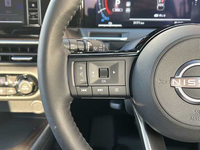 日産 オーラ G FOUR 広島県 2023(令5)年 0.4万km ガーネットレッド/スーパーブラック 2トーン 禁煙車/4WD/エマージェンシーブレーキ/車線逸脱警報/ハイビームアシスト/道路標識認識/速度標識認識/先行車発進お知らせ/コーナーセンサー/純正9型ナビ（MM223D-Le）/・フルセグTV/Bluetooth/SD/HDMI/アラウンドビューモニター/インテリジェントルームミラー/ステアリングヒーター/ハーフレザーシート/シートヒーター/オートライト/LEDヘッドライト/フォグランプ/純正ドライブレコーダー（前）/ETC/純正ドアバイザー/純正17インチアルミホイール/W+サイド+カーテンエアバック