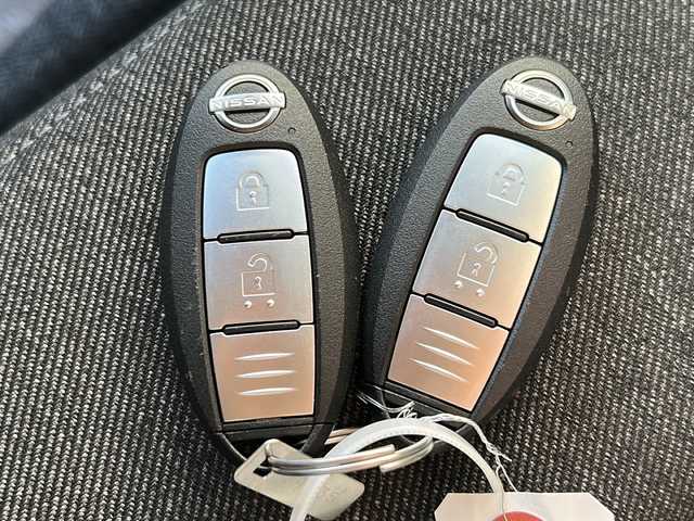 日産 オーラ G FOUR 広島県 2023(令5)年 0.4万km ガーネットレッド/スーパーブラック 2トーン 禁煙車/4WD/エマージェンシーブレーキ/車線逸脱警報/ハイビームアシスト/道路標識認識/速度標識認識/先行車発進お知らせ/コーナーセンサー/純正9型ナビ（MM223D-Le）/・フルセグTV/Bluetooth/SD/HDMI/アラウンドビューモニター/インテリジェントルームミラー/ステアリングヒーター/ハーフレザーシート/シートヒーター/オートライト/LEDヘッドライト/フォグランプ/純正ドライブレコーダー（前）/ETC/純正ドアバイザー/純正17インチアルミホイール/W+サイド+カーテンエアバック