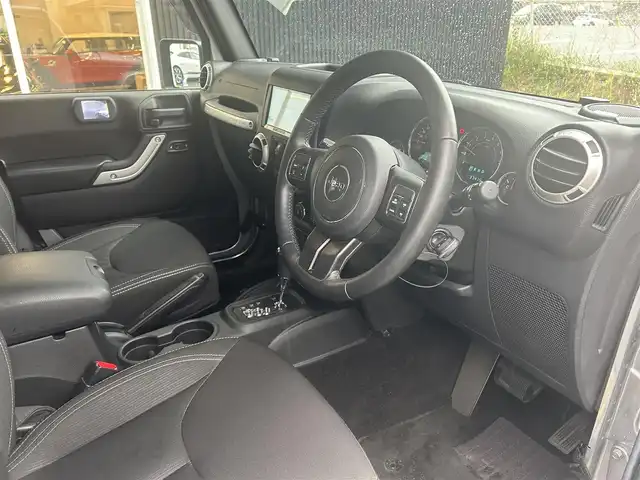 クライスラー・ジープ ジープ ラングラー アンリミテッド サハラ 福岡県 2017(平29)年 3.8万km ビレットシルバー クルーズコントロール　/純正ナビ　/フルセグTV/バックカメラ　/サイドカメラ　/オートライト/ステアリングスイッチ　/純正フロアマット　/前方ドライブレコーダー　/純正１８インチアルミホイール　/ＥＴＣ